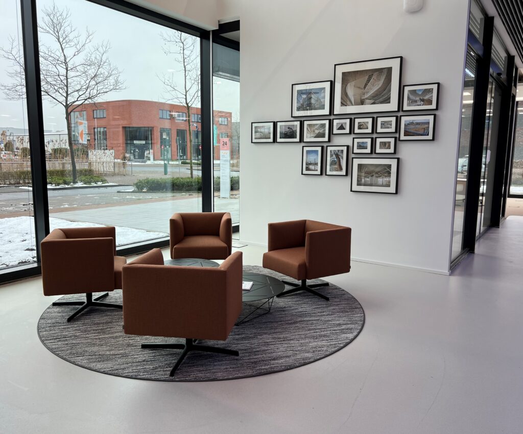 Einladende Sitzecke im Eingangsbereich für Kunden im neuen Stadtwerke Willich Firmengebäude
