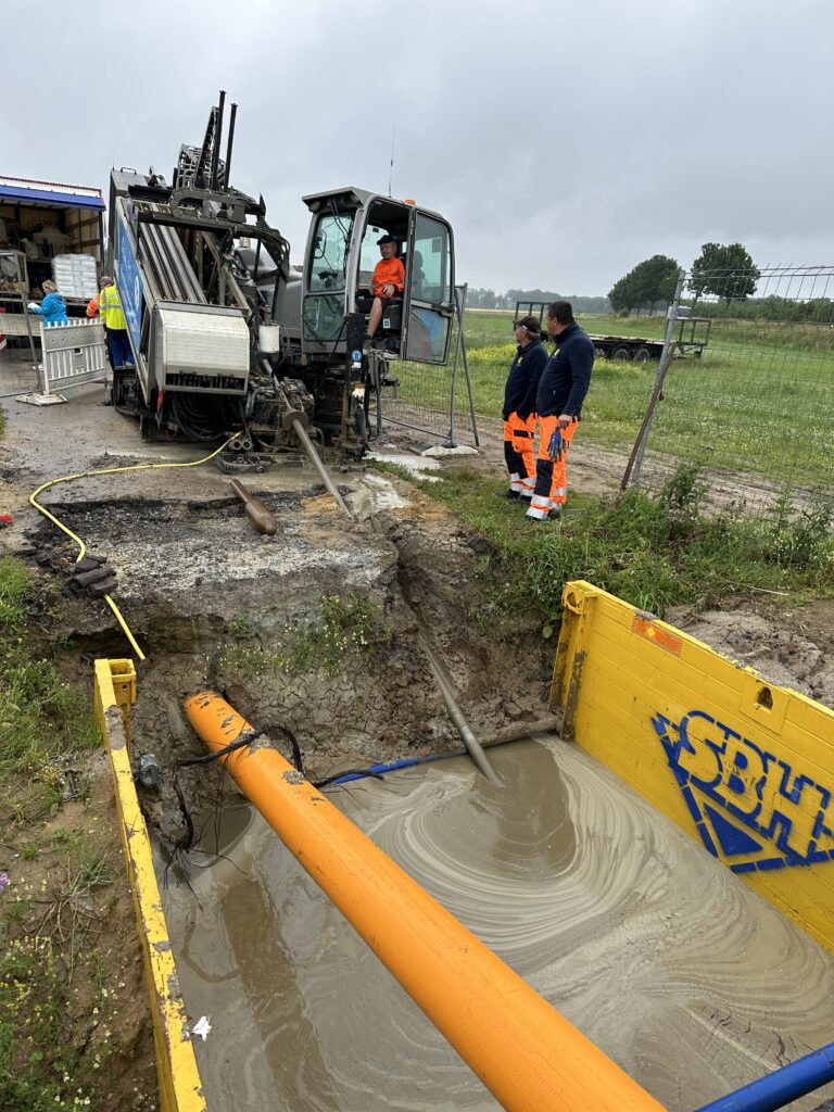 Vorn im Bild das Bohrloch, im Hintergrund der Spülbohrer