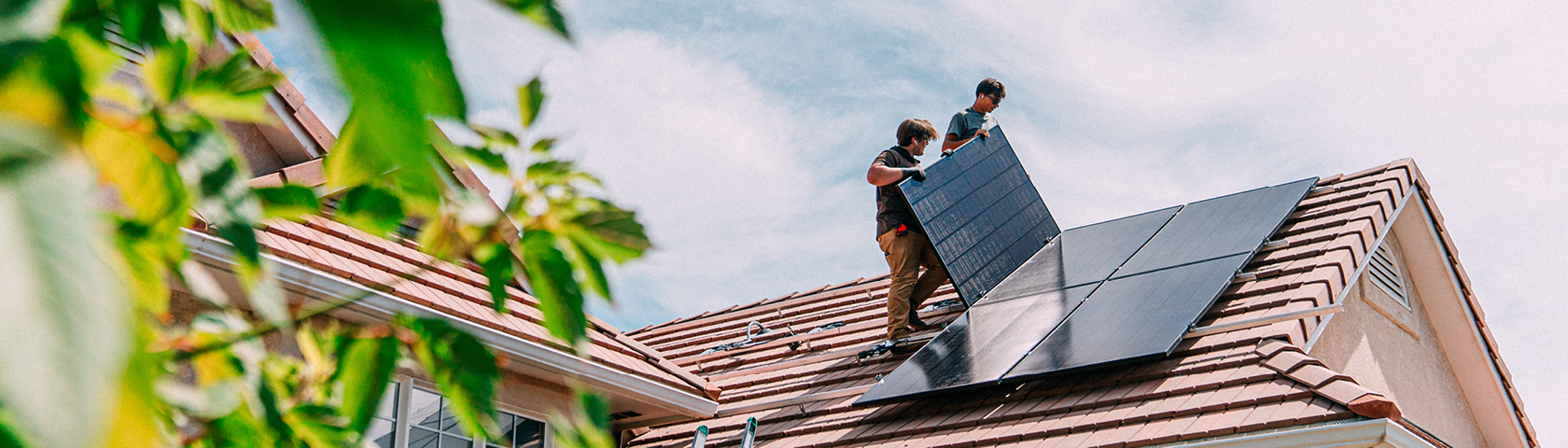 eine Solaranlage wird von 2 Personen eingerichtet