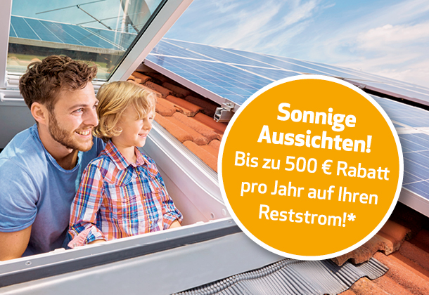 Ein neue PV-Anlage in Willich und Vater und Sohn schauen glücklich aus dem Fenster die Sonne scheint