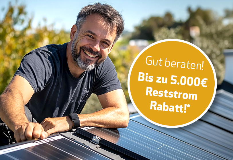 ein Mann freut sich über seine neue PV-Anlage. ein Störer sagt bis zu 5.000 Euro Rabatt auf Ihren verbrauchten Reststrom!*