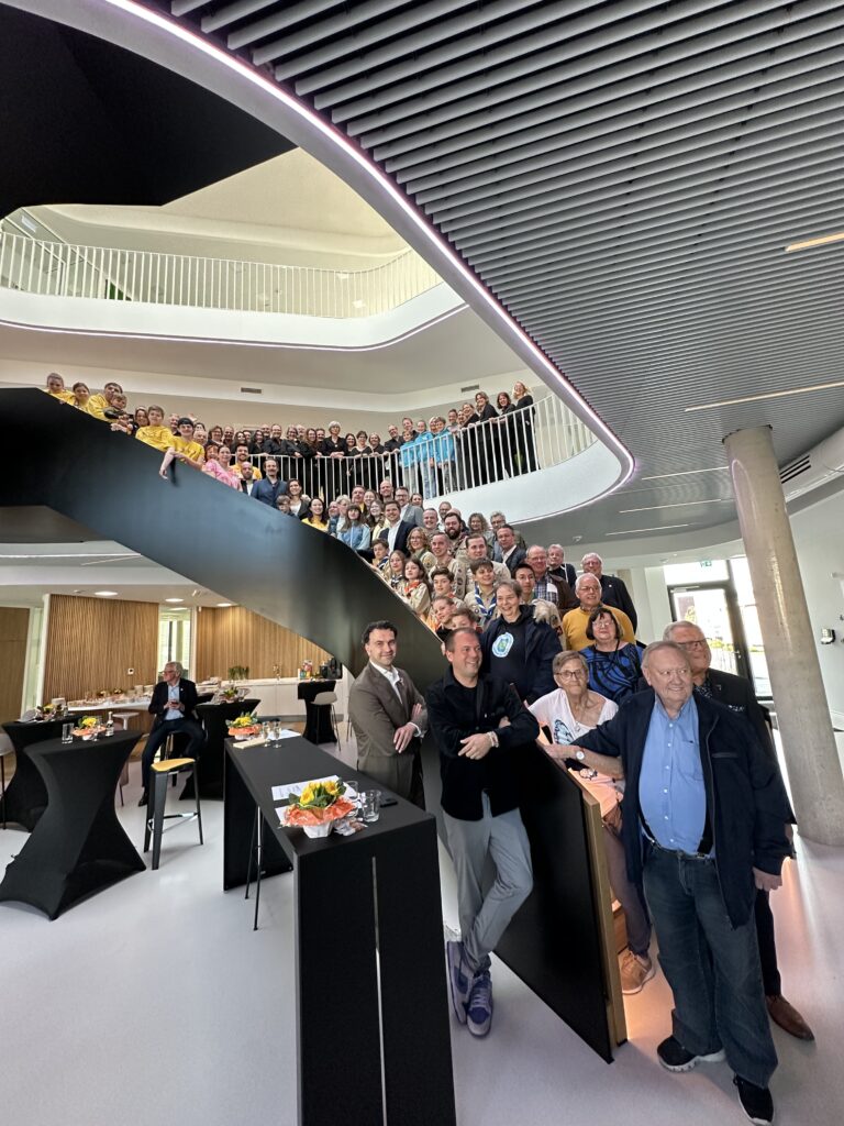 Alle Gewinnerinnen und Gewinner des Stadtwerke Willich Wettbewerbs 2025 auf einem Gruppenfoto