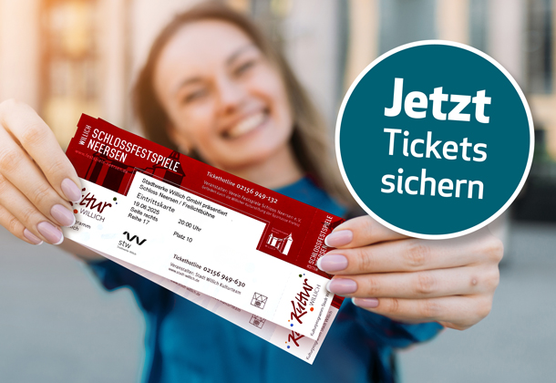 Junge Frau hält lächelnd zwei Eintrittskarten für die Schlossfestspiele Neersen 2025 in die Kamera.