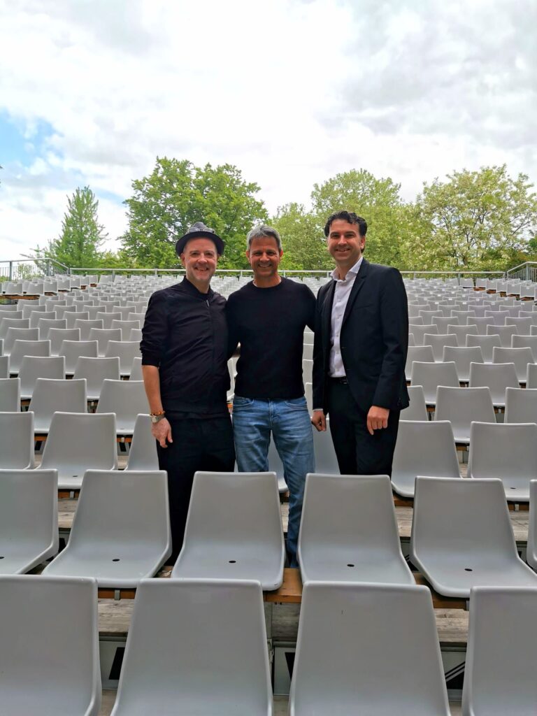Drei Männer bei der Pressekonferenz der Schlossfestspiele Neersen 2025 im Zuschauerraum