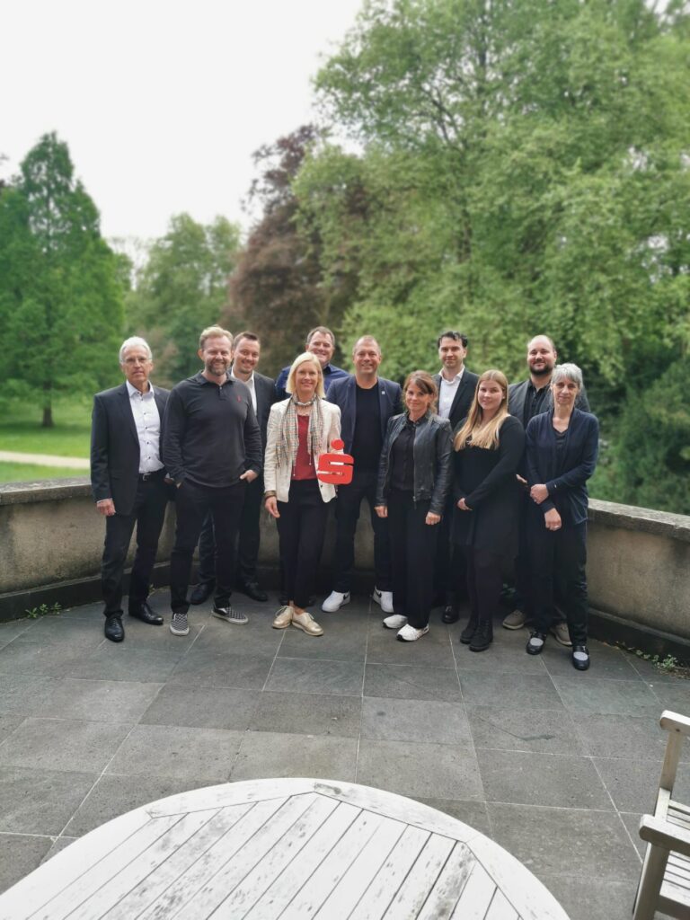 Gruppenbild mit Sponsoren und Partnern vor dem Schloss Neersen