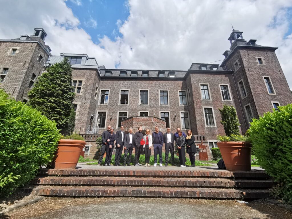 Gruppenbild von Sponsoren und Veranstaltern der Schlossfestspiele Neersen im Schlosspark