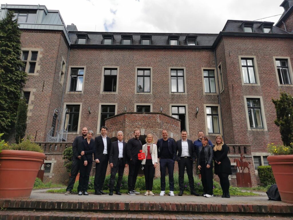 Gruppenbild mit Sponsoren und Partnern vor dem Schloss Neersen