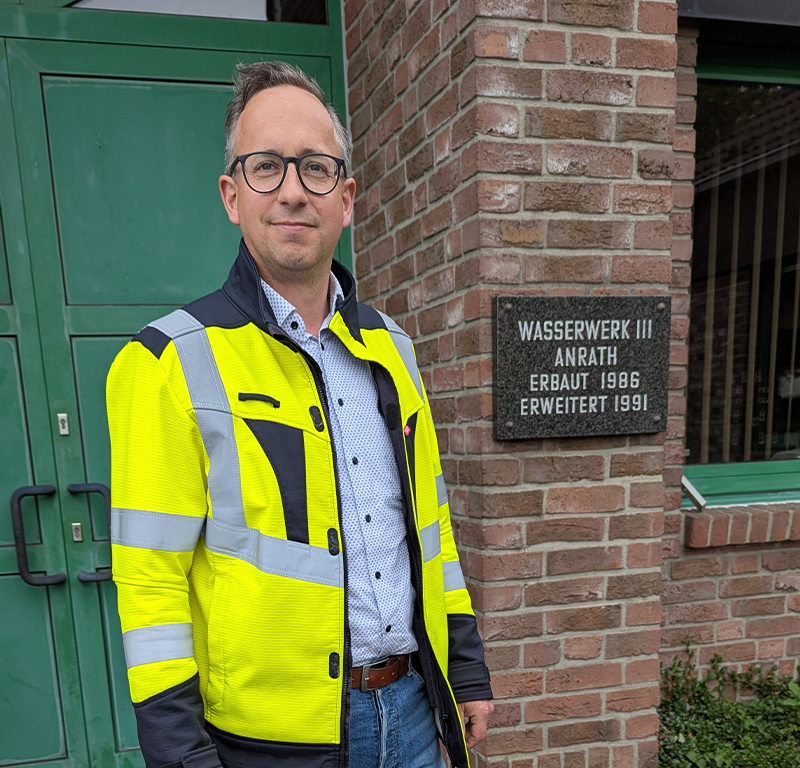 Lutz Meierherm steht vor dem Wasserwerk III Anrath der Stadtwerke Willich