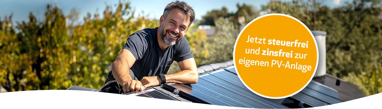Mann lehnt sich lachend auf eine Solaranlage – daneben ein Störer mit dem Hinweis: „Jetzt steuerfrei und zinsfrei zur eigenen PV-Anlage“.