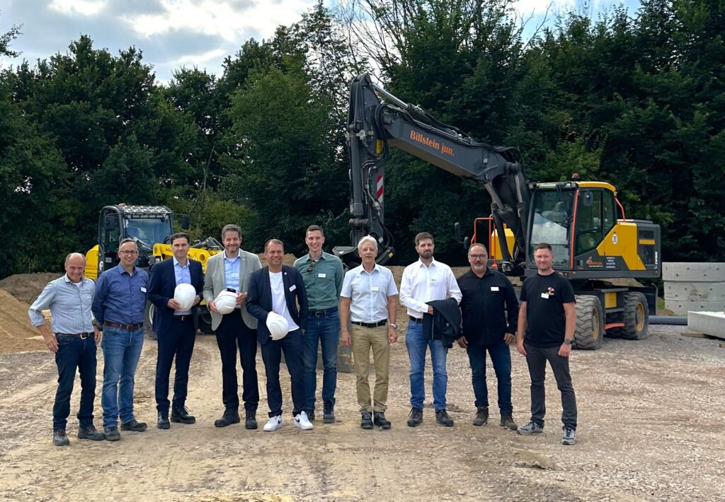 Gruppenfoto mit Vertretern aus Politik und Verwaltung beim Spatenstich für die neue Filtrationsanlage des Wasserwerks Willich