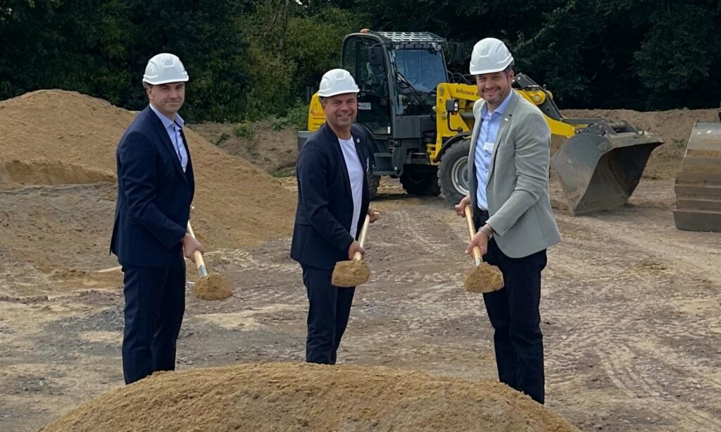 Tafil Pufja, Christian Pakusch und Christian Bommers beim Spatenstich für die neue Filtrationsanlage des Wasserwerks Willich