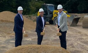 Tafil Pufja, Christian Pakusch und Christian Bommers beim Spatenstich für die neue Filtrationsanlage des Wasserwerks Willich