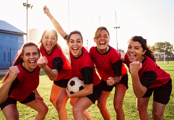 Fünf junge Frauen in Fußballtrikots jubeln gemeinsam auf dem Spielfeld – Symbolbild für das regionale Sponsoring der Stadtwerke Willich