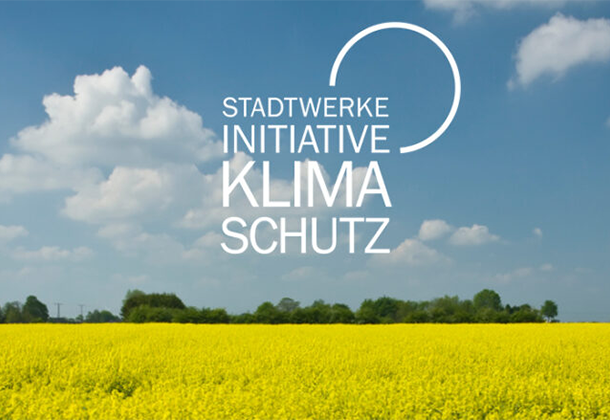 Logo der Stadtwerke-Initiative Klimaschutz vor einem blühenden Rapsfeld und blauem Himmel – Symbolbild für nachhaltiges Engagement der Stadtwerke