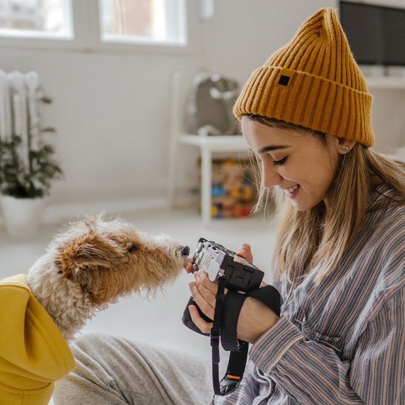 Junge Frau fotografiert ihren Hund – Aufruf zur Teilnahme am Tierfoto-Wettbewerb der Stadtwerke Willich