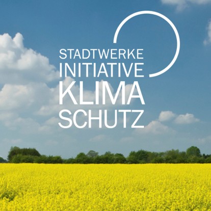 Rapsfeld mit blauem Himmel und Schriftzug Stadtwerke Initiative Klimaschutz