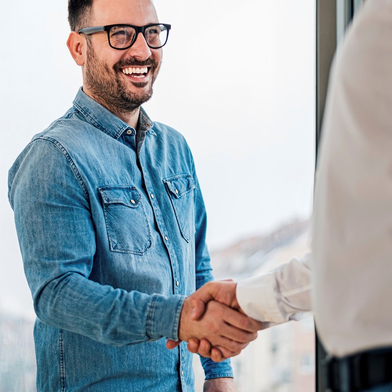 Mann im Gespräch gibt Handshake, Symbol für Karriere und Einstieg bei den Stadtwerken Willich