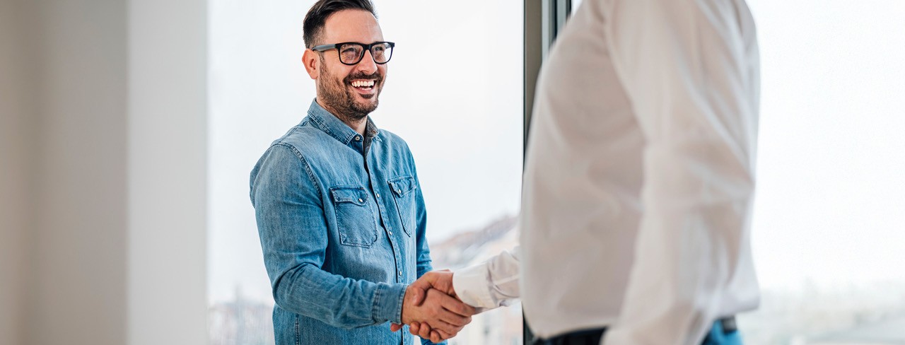 Mann im Gespräch gibt Handshake, Symbol für Karriere und Einstieg bei den Stadtwerken Willich