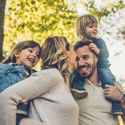 Familie mit zwei Kindern im Grünen als Symbol für Klimaschutz und Zukunft in Willich