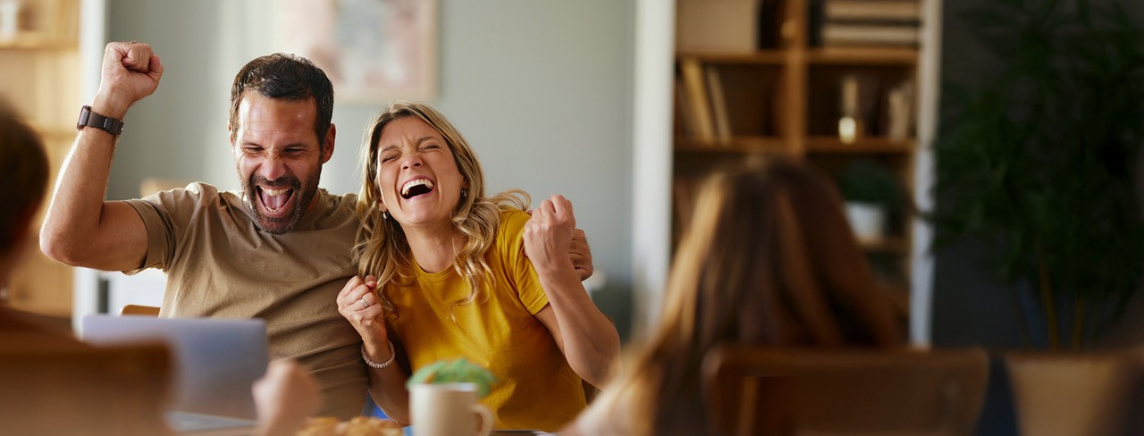 Jubelnde Menschen feiern ihren Gewinn