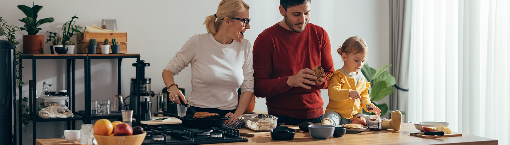 Familie bereitet gemeinsam ein Essen in einer modernen Küche zu