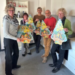 Vier Menschen präsentieren bunte Geschenktüten für Willicher Kindergärten und Grundschulen