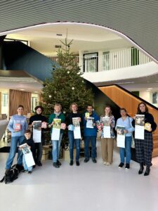 Gruppe von Menschen bei Preisverleihung des Fotowettbewerbs der Stadtwerke Willich