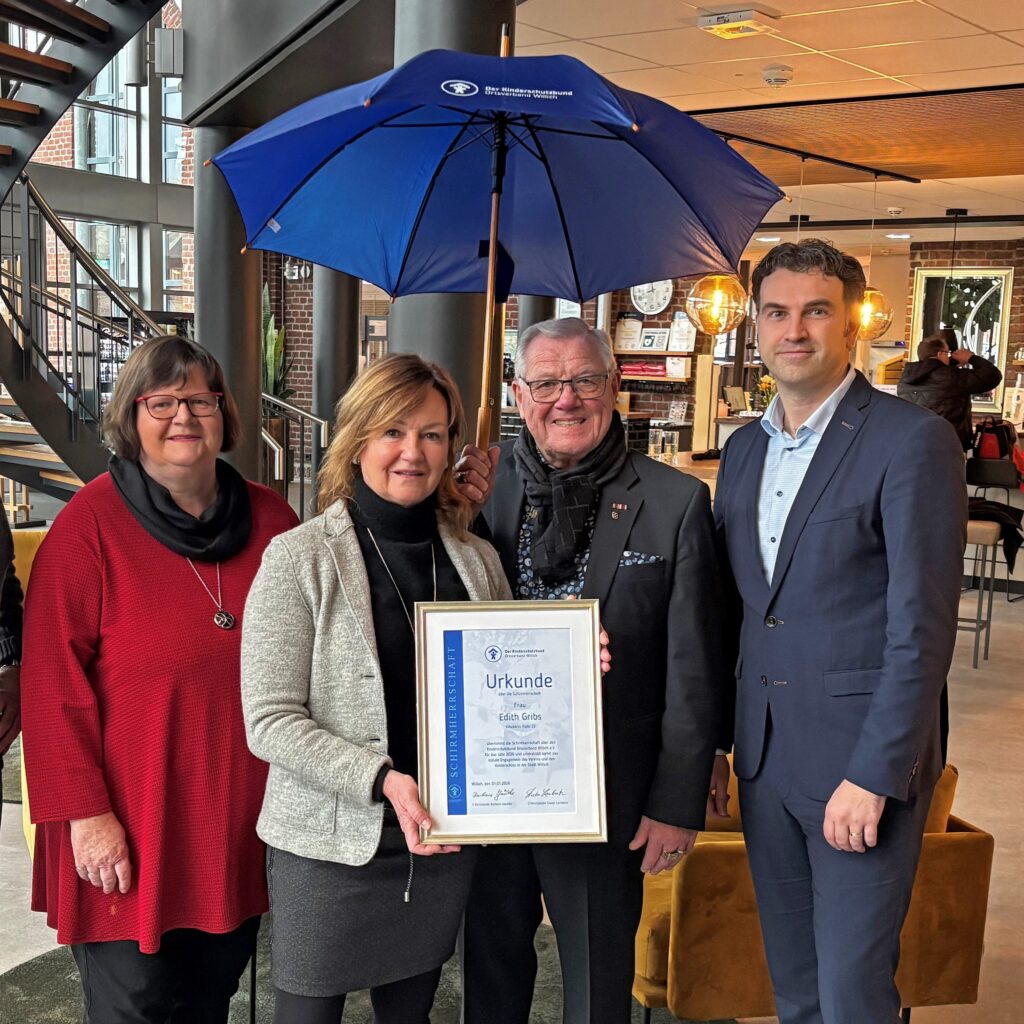 Gruppenfoto mit Übergabe der Urkunde an neue Schirmherrin des Kinderschutzbundes Willich