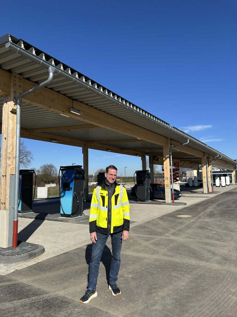 Schnellladepark der Stadtwerke Willich mit mehreren DC-Ladestationen für Elektroautos