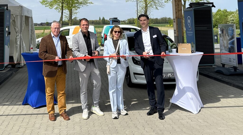 Aufsichtsratsvorsitzender Dr. Paul Schrömbges, Bürgermeister Christian Pakusch, stellvertretende Aufsichtsratsvorsitzende Dr. Martina Sanfleber und Geschäftsführer Tafil Pufja eröffnen den stw Ladepark plus. 