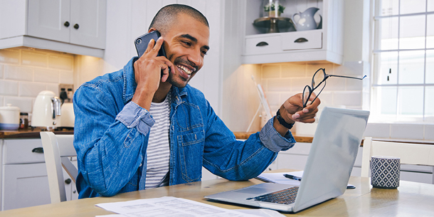 Mann informiert sich online über Photovoltaikanlage und Angebot