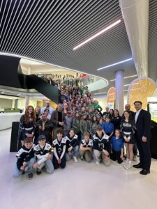 Mehrere Preisträger des Willicher Wettbewerbs stehen zusammen im Verwaltungsgebäude