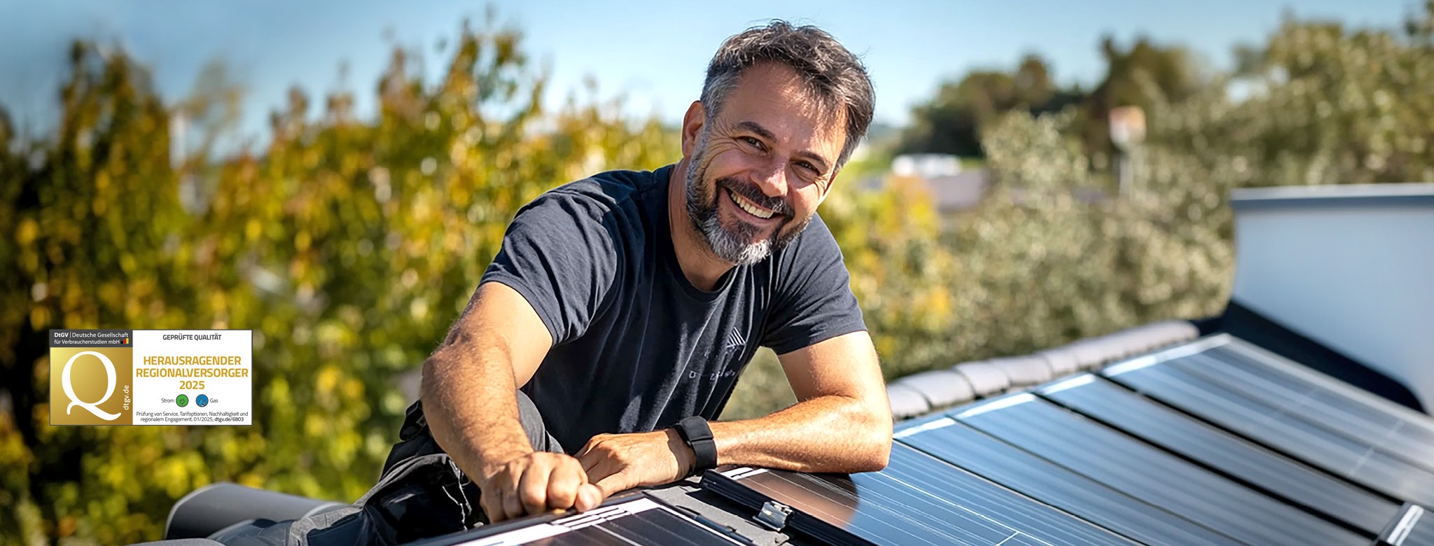 Handwerker installiert Photovoltaikanlage auf einem Hausdach