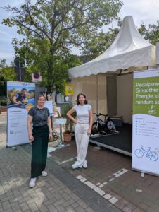 Zwei Mitarbeiterinnen am Stadtwerke-Stand mit Smoothie-Bike