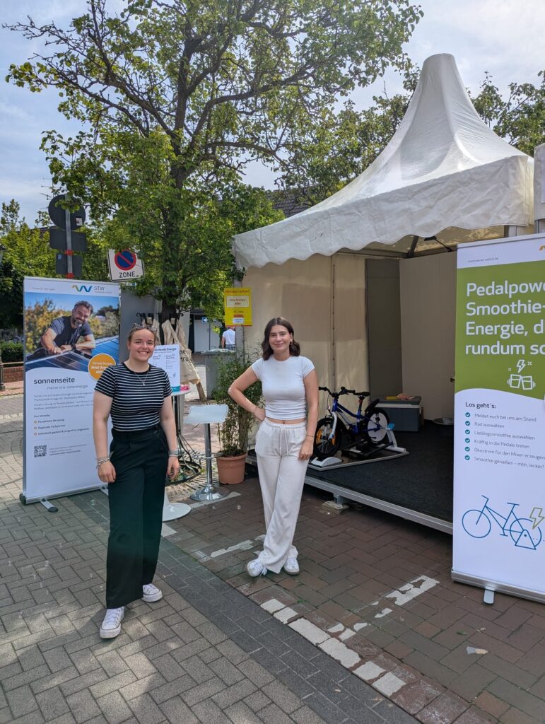 Zwei Mitarbeiterinnen am Stadtwerke-Stand mit Smoothie-Bike