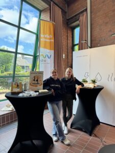 Stadtwerke-Mitarbeiterinnen am Messestand zur Ausbildung bei der Check-In 2026