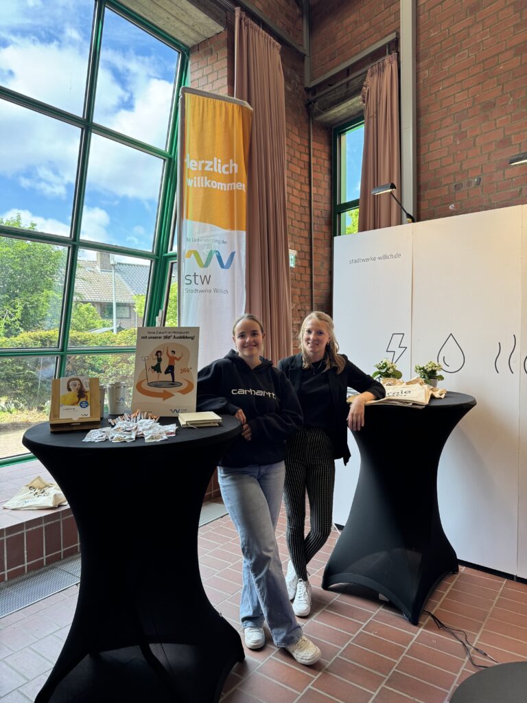 Stadtwerke-Mitarbeiterinnen am Messestand zur Ausbildung bei der Check-In 2026